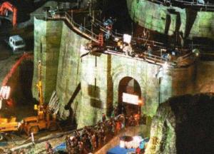 A group of actors storm the front gate of Helm's Deep.